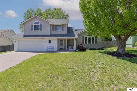 304 Summerset Dr, Papillion, NE 68133