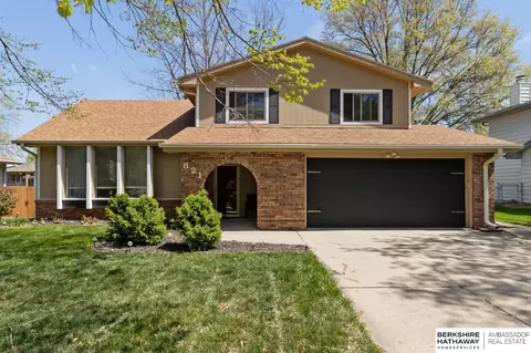 821 Donegal Dr, Papillion, NE 68046