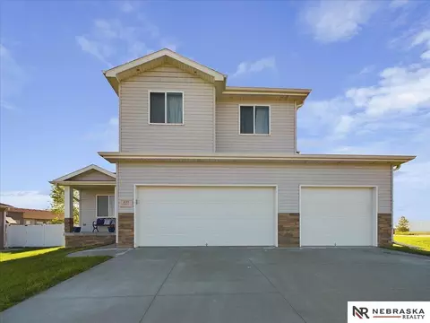 935 Cyprus Blvd, Hickman, NE 68372