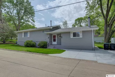 2052 70th St, Omaha, NE 68104
