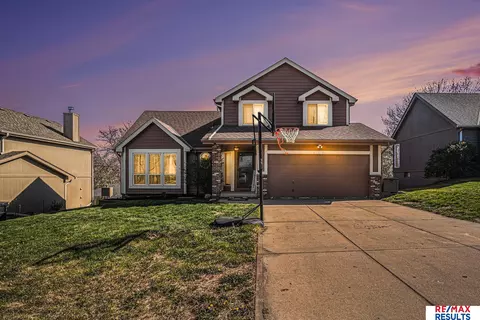 825 Spruce Dr, Papillion, NE 68046