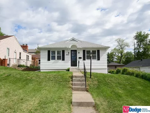 8008 Oakwood St, Ralston, NE 68127