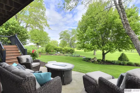 810 Bailey Dr, Papillion, NE 68046