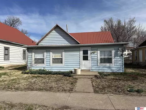 807 3rd St, Fairbury, NE 68352
