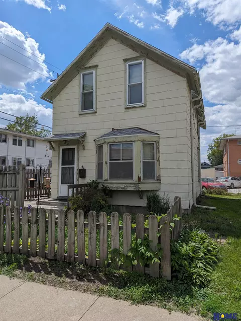 923 S 16th St, Lincoln, NE 68508