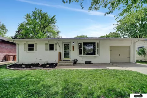 1424 Meadow Dale Dr, Lincoln, NE 68505