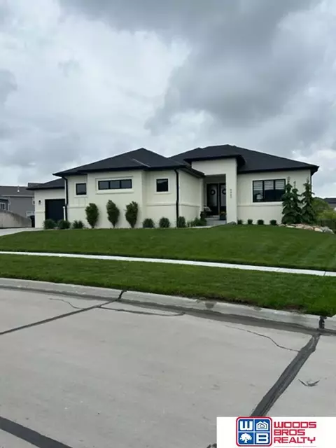 9463 Wishing Well Dr, Lincoln, NE 68516
