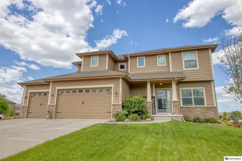 1410 Hardwood Dr, Papillion, NE 68046