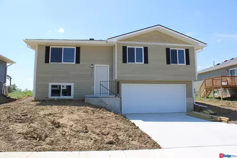 2261 NW 57th St, Lincoln, NE 68528