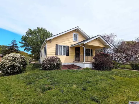 5004 Holdrege St, Lincoln, NE 68504