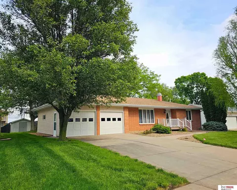 1702 Pleasantview Ave, Beatrice, NE 68310