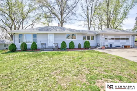 5113 Hartman Ave, Omaha, NE 68114