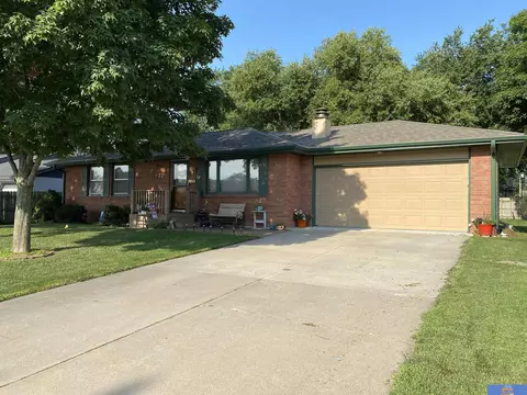 933 Prairie Ln, Beatrice, NE 68310