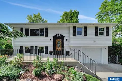 3011 Loveland Dr, Lincoln, NE 68502