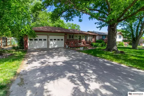 6208 Dogwood Cir, Lincoln, NE 68516