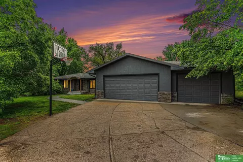 6312 Kentucky Rd, Papillion, NE 68046