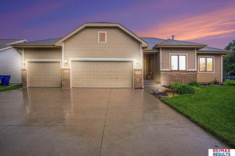 16445 Rosewood St, Omaha, NE 68136