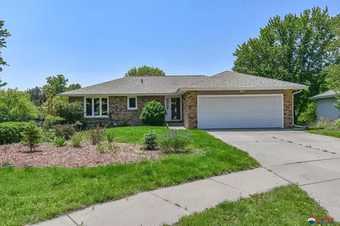 1919 King Arthur Ct, Lincoln, NE 68512