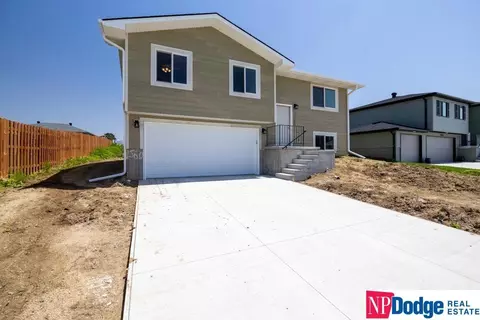 1560 SW 29th St, Lincoln, NE 68522