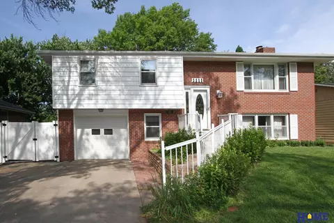 1111 Sycamore Dr, Lincoln, NE 68510