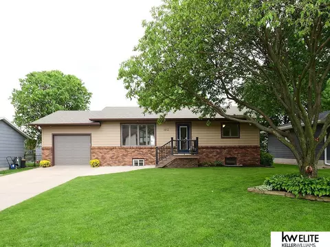 1612 Harre Ln, York, NE 68467