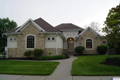 9051 Del Rio Dr, Lincoln, NE 68516