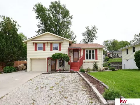 719 Shamrock Rd, Papillion, NE 68046