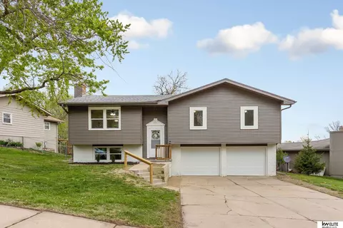 9007 Florence Dr, Bellevue, NE 68147