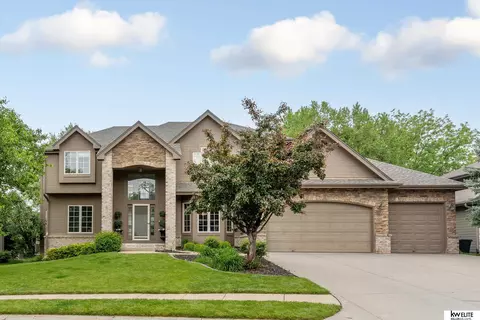 19514 Dewey Ave, Elkhorn, NE 68022
