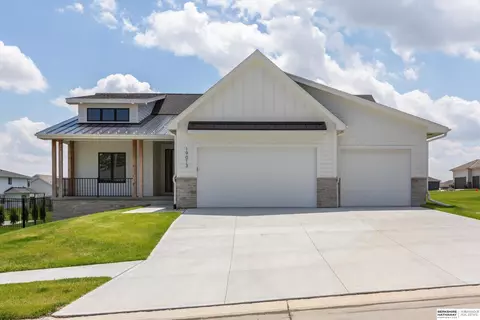19013 Devonshire Dr, Gretna, NE 68028