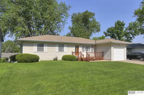 514 Pawnee Dr, Gretna, NE 68028