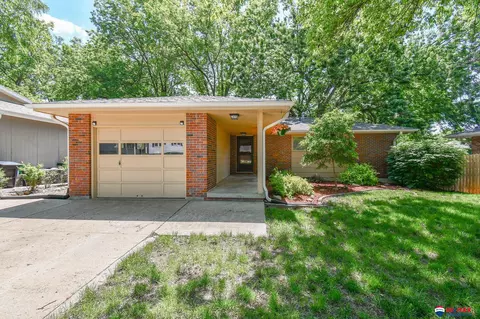 7801 Hickory Ln, Lincoln, NE 68510