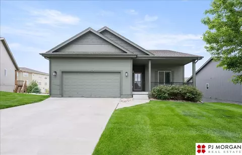 6638 Michael Cir, Papillion, NE 68133