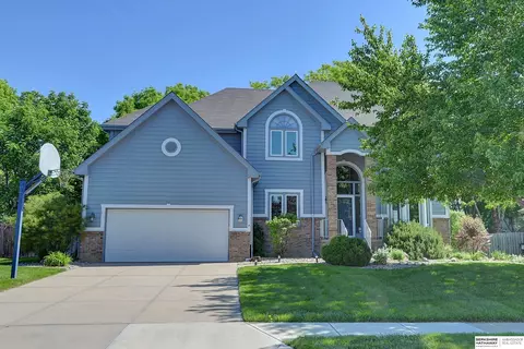 1103 Mackensey Dr, Papillion, NE 68046