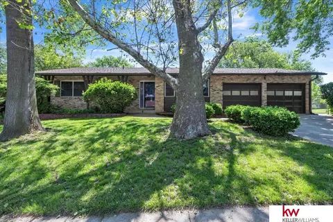 1003 Thomas Dr, Bellevue, NE 68005