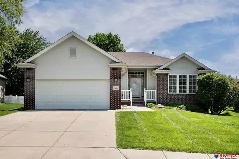 7041 S 164th St, Omaha, NE 68136