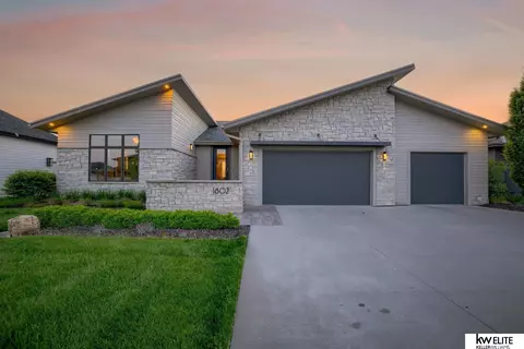 1802 S 221st St, Elkhorn, NE 68022