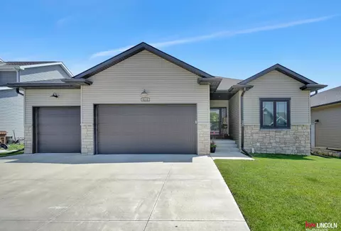 6220 Whitewater Ln, Lincoln, NE 68521