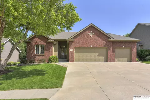 19540 Farnam St, Elkhorn, NE 68022