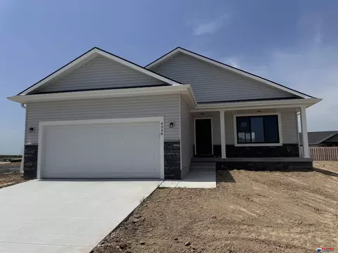 4348 Woodside Village Dr, Lincoln, NE 68528