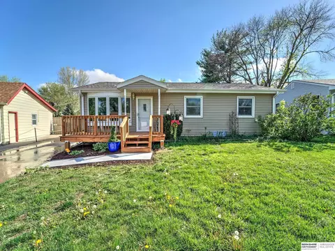 221 Shamrock Rd, Gretna, NE 68028