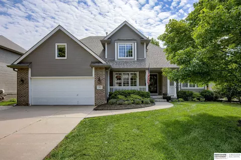 303 Castle Pine Dr, Papillion, NE 68133