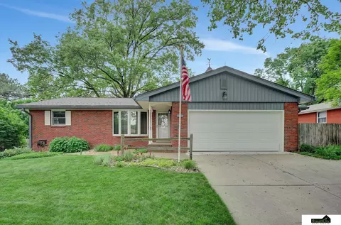 501 Wedgewood Dr, Lincoln, NE 68510