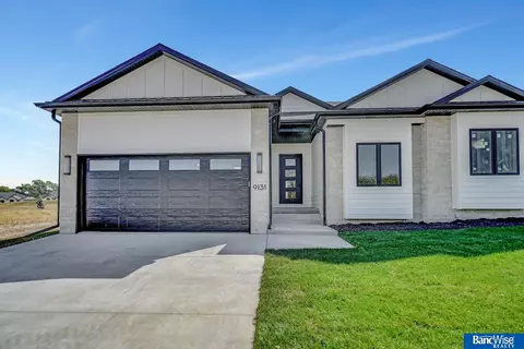 9131 Marbella Dr, Lincoln, NE 68520