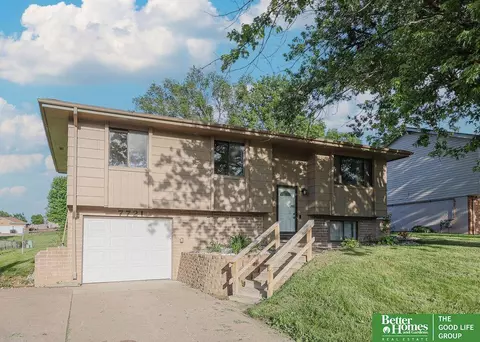 7721 Greenleaf Dr, La Vista, NE 68128