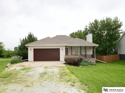 2704 Overlook Cir, Plattsmouth, NE 68048