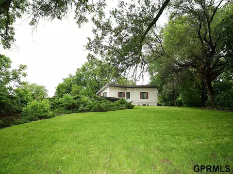 7850 Pacific St, Omaha, NE 68114