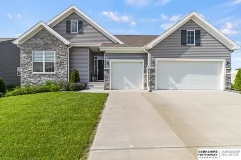 6602 Harvest Dr, Papillion, NE 68133