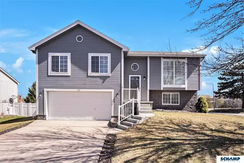 724 Clearwater Dr, Papillion, NE 68046