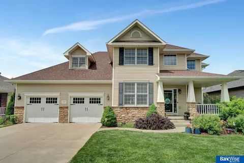 8928 Prairie Village Dr, Lincoln, NE 68507